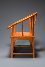 Een paar Chinese 'hoefijzer' stoelen in olm, Republiek