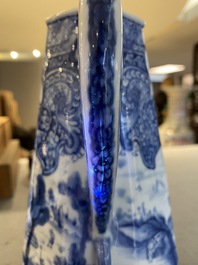Cafeti&egrave;re couverte en porcelaine de Chine en bleu et blanc &agrave; d&eacute;cor de 'La d&eacute;esse Europe et le taureau', Kangxi