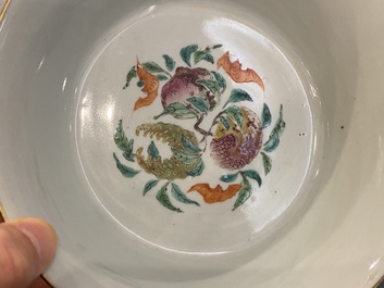 Een Chinese famille rose kom met vlinders, Jiaqing merk en periode