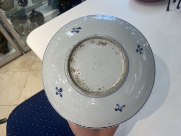 Een Chinees blauw-wit en koperrood ko-sometsuke bord met een pagode voor de Japanse markt, Transitie periode