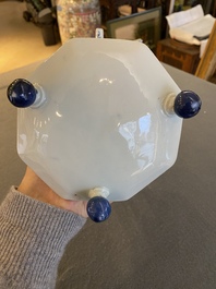 Cafeti&egrave;re couverte en porcelaine de Chine en bleu et blanc &agrave; d&eacute;cor de 'La d&eacute;esse Europe et le taureau', Kangxi