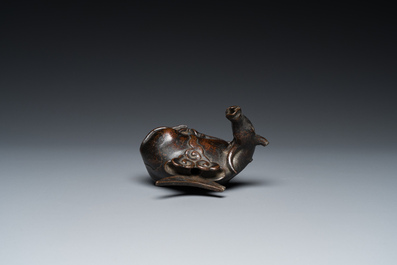 Een Chinese bronzen spiegelhouder met een hert, late Ming
