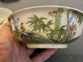 Een paar Chinese famille rose kommen met vogels bij bamboetakken, Yongzheng merk, wellicht Republiek