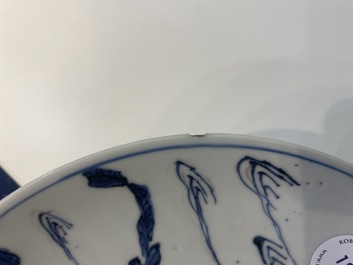 Een Chinees blauw-wit en koperrood ko-sometsuke bord met een pagode voor de Japanse markt, Transitie periode