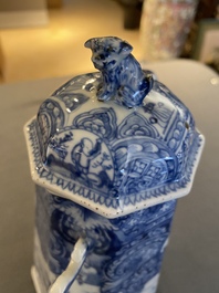 Cafeti&egrave;re couverte en porcelaine de Chine en bleu et blanc &agrave; d&eacute;cor de 'La d&eacute;esse Europe et le taureau', Kangxi