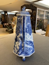 Cafeti&egrave;re couverte en porcelaine de Chine en bleu et blanc &agrave; d&eacute;cor de 'La d&eacute;esse Europe et le taureau', Kangxi