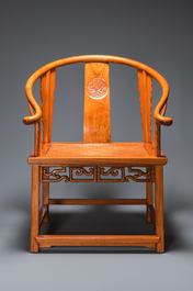 Een paar Chinese 'hoefijzer' stoelen in olm, Republiek