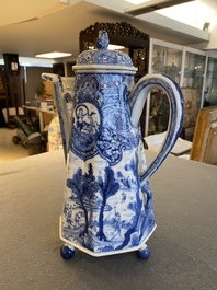 Cafeti&egrave;re couverte en porcelaine de Chine en bleu et blanc &agrave; d&eacute;cor de 'La d&eacute;esse Europe et le taureau', Kangxi