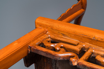 Een paar Chinese 'hoefijzer' stoelen in olm, Republiek