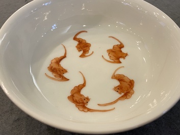 Een paar Chinese famille rose kommen met vogels bij bamboetakken, Yongzheng merk, wellicht Republiek