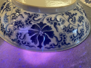 Twee Chinese blauw-witte 'lotus' borden, Qianlong merk en periode