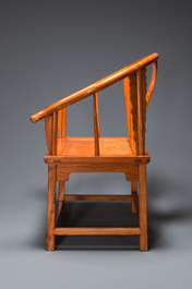Een paar Chinese 'hoefijzer' stoelen in olm, Republiek