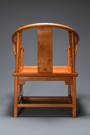 Een paar Chinese 'hoefijzer' stoelen in olm, Republiek