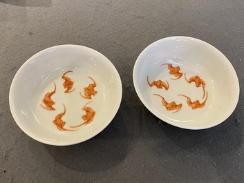 Een paar Chinese famille rose kommen met vogels bij bamboetakken, Yongzheng merk, wellicht Republiek
