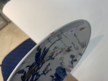 Een Chinees blauw-wit en koperrood ko-sometsuke bord met een pagode voor de Japanse markt, Transitie periode