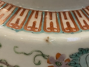 Een Chinese famille rose kom met vlinders, Jiaqing merk en periode