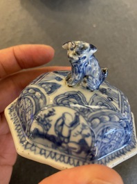 Cafeti&egrave;re couverte en porcelaine de Chine en bleu et blanc &agrave; d&eacute;cor de 'La d&eacute;esse Europe et le taureau', Kangxi