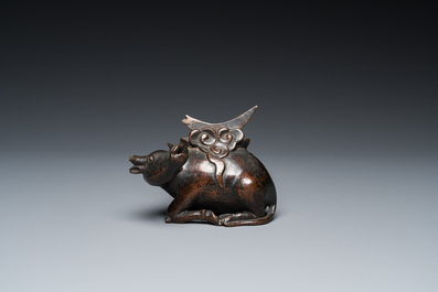 Een Chinese bronzen spiegelhouder met een hert, late Ming