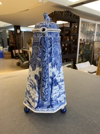 Cafeti&egrave;re couverte en porcelaine de Chine en bleu et blanc &agrave; d&eacute;cor de 'La d&eacute;esse Europe et le taureau', Kangxi