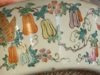 Een Chinese famille rose kom met vlinders, Jiaqing merk en periode