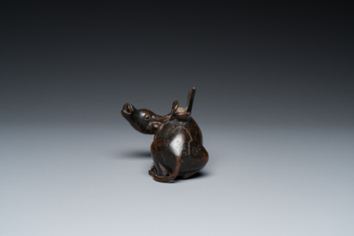 Een Chinese bronzen spiegelhouder met een hert, late Ming
