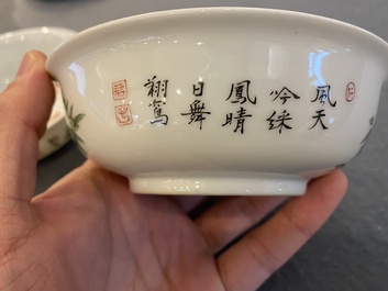 Een paar Chinese famille rose kommen met vogels bij bamboetakken, Yongzheng merk, wellicht Republiek