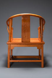 Een paar Chinese 'hoefijzer' stoelen in olm, Republiek