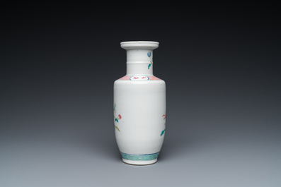 Een Chinese famille rose rouleau vaas, Daoguang merk, 19e eeuw