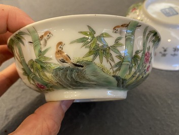 Een paar Chinese famille rose kommen met vogels bij bamboetakken, Yongzheng merk, wellicht Republiek