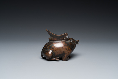 Een Chinese bronzen spiegelhouder met een hert, late Ming