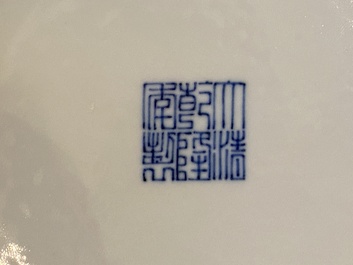 Twee Chinese blauw-witte 'lotus' borden, Qianlong merk en periode