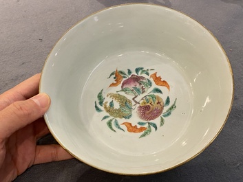 Een Chinese famille rose kom met vlinders, Jiaqing merk en periode