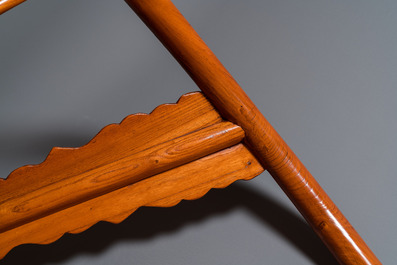 Een paar Chinese 'hoefijzer' stoelen in olm, Republiek