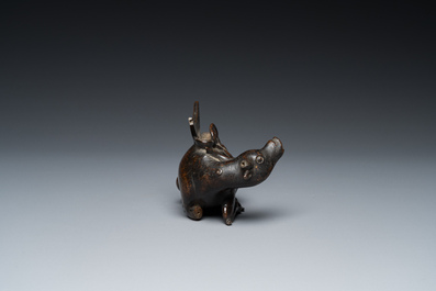Een Chinese bronzen spiegelhouder met een hert, late Ming