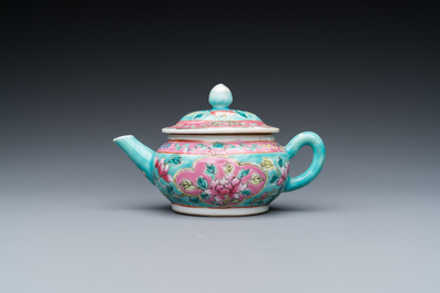 Een Chinese famille rose theepot voor de Straits of Peranakan markt, 19e eeuw