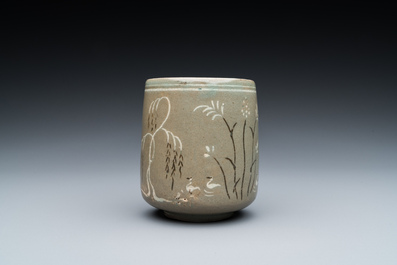 Bol &agrave; th&eacute; en porcelaine de Cor&eacute;e &agrave; d&eacute;cor en engobe sur fond c&eacute;ladon