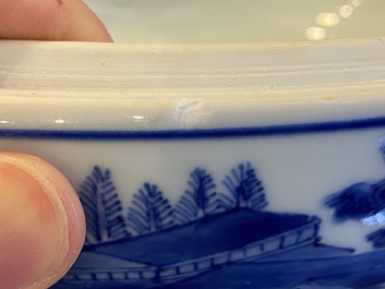 A Chinese blue and white 'fenghuang' box and cover, Transitional period