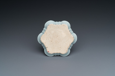 Support de th&eacute;i&egrave;re en porcelaine de Chine famille rose, Yongzheng/Qianlong