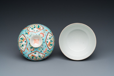 Bol couvert de type 'chupu' en porcelaine de Chine famille rose pour le march&eacute; Straits ou Peranakan, 19&egrave;me