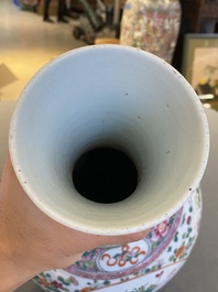Vase de forme bouteille en porcelaine de Chine famille rose &agrave; d&eacute;cor d'antiquit&eacute;s, marque et &eacute;poque de Guangxu