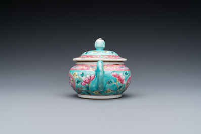 Een Chinese famille rose theepot voor de Straits of Peranakan markt, 19e eeuw