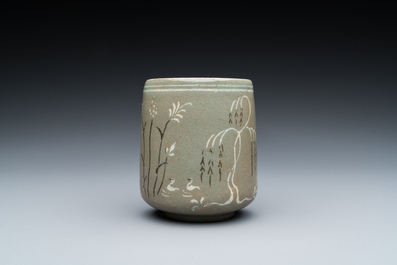 Bol &agrave; th&eacute; en porcelaine de Cor&eacute;e &agrave; d&eacute;cor en engobe sur fond c&eacute;ladon