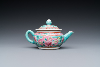Een Chinese famille rose theepot voor de Straits of Peranakan markt, 19e eeuw