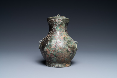 Een Chinese bronzen 'hu' vaas met deksel, Han