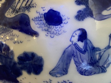 A Chinese blue and white 'fenghuang' box and cover, Transitional period