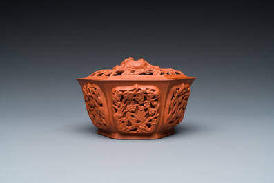 Een hexagonale opengewerkte Chinese Yixing steengoed dekselkom, Kangxi