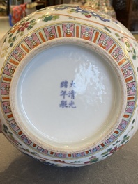 Vase de forme bouteille en porcelaine de Chine famille rose &agrave; d&eacute;cor d'antiquit&eacute;s, marque et &eacute;poque de Guangxu