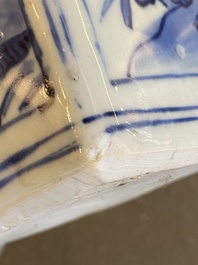 Paire de bouteilles en porcelaine de Chine de type kraak en bleu et blanc, Wanli