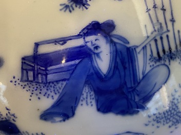 A Chinese blue and white 'fenghuang' box and cover, Transitional period
