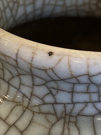 Vase de type 'ge' en porcelaine de Chine &agrave; fond craquel&eacute;, Chine, Qing